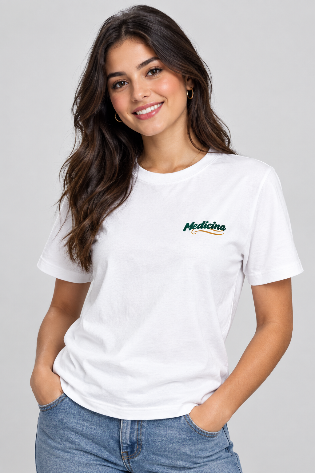 Modelo con camiseta Medicina fondo gris