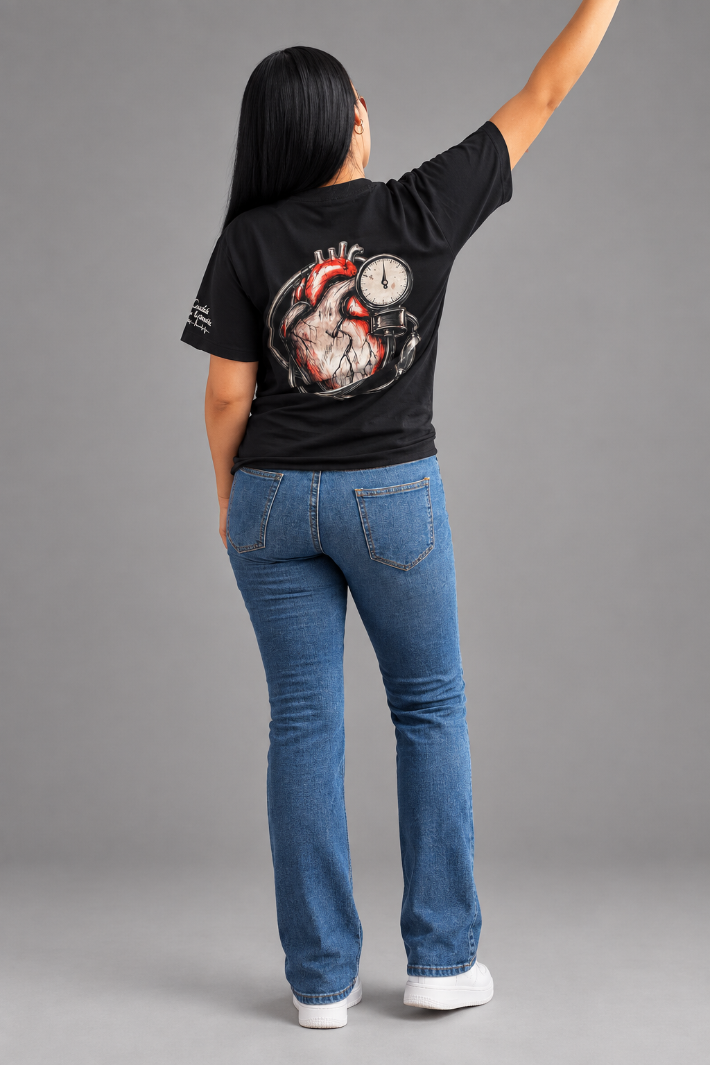 Modelo espalda camiseta negra