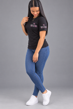 Modelo frente camiseta negra