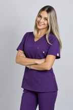 Uniforme violeta - medio cuerpo brazos cruzados